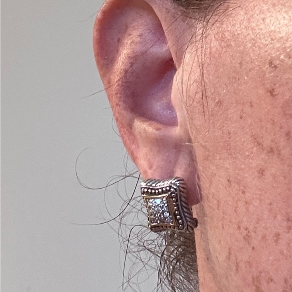 Square 2-tone pave crystal earring with lever backs. Silver/gold.